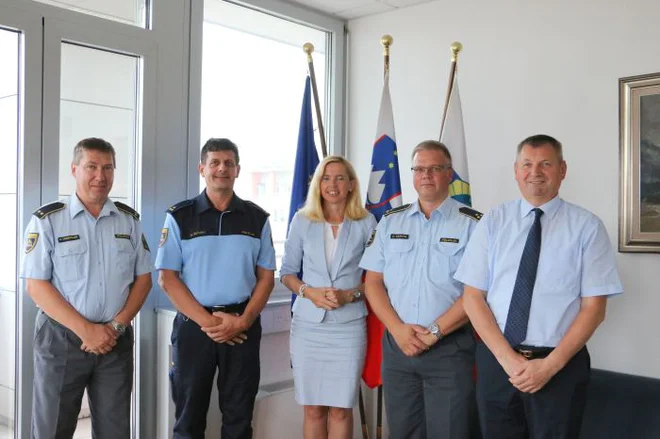 Z leve: pomočnik komandirja Daniel Vedernjak, vodja policijskega okoliša Drago Butara, namestnica generalnega direktorja policije mag. Tatjana Bobnar, samostojni policijski inšpektor Anton Cafuta in vodja Sektorja za mednarodne policijske operacije v Službi generalnega direktorja policije Vladimir Pocek. Foto Slovenska Policija