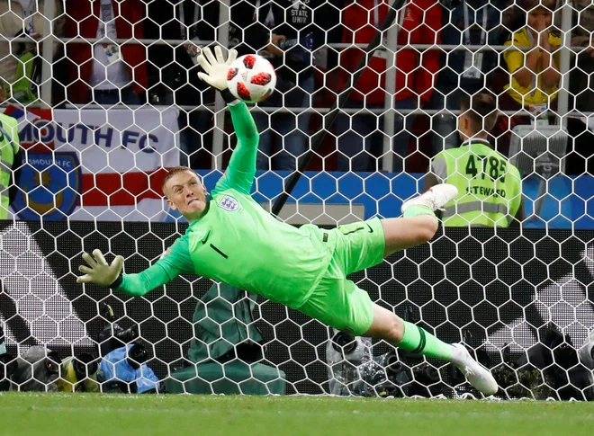 Jordan Pickford je po Davidu Seamanu leta 1998 prvi angleški vratar, ki je ob izvajanju enajstmetrovk na izločilni tekmi velikega tekmovanja zaustavil tekmečev strel. Foto Kai Pfaffenbach/Reuters