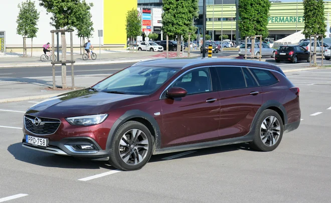 Insignia country tourer streže v primerjavi z običajnimi karavanskimi izvedbami z višjo karoserijsko oddaljenostjo od tal, štirikolesnim pogonom in večjo mero talentiranosti med vožnjo po slabše oprijemljivih podlagah, naj gre za gorski makedam ali blatne kolovoze. FOTO: Bruno Kuzmin