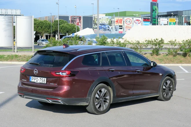 Prtljažnik je v primerjavi s tistim iz nekdanje insignie približno devet centimetrov daljši, njegovo razsežnost dokazuje ob zloženi zadnji klopi več kot dvometrska dolžina. FOTO: Bruno Kuzmin