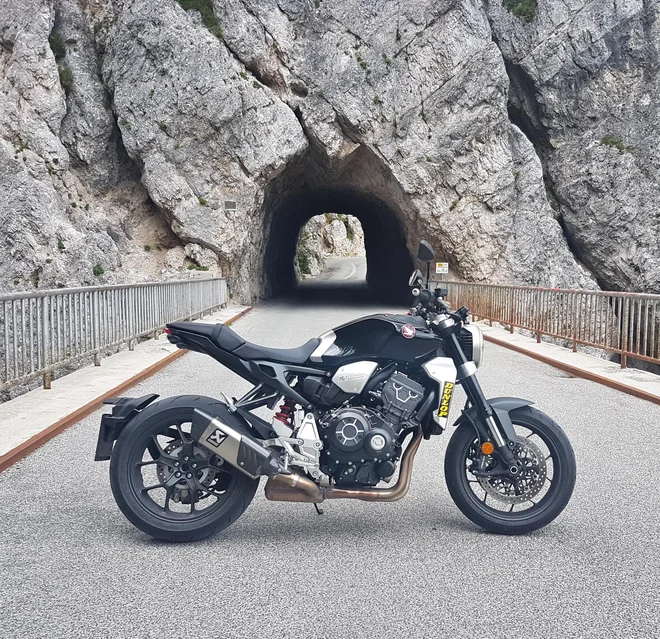 Premišljeni detajli, odlična končna izdelava in nenaporna raba motocikla, ki ga poganja agregat s 107 kW (145 KM). FOTO: Andrej Brglez
