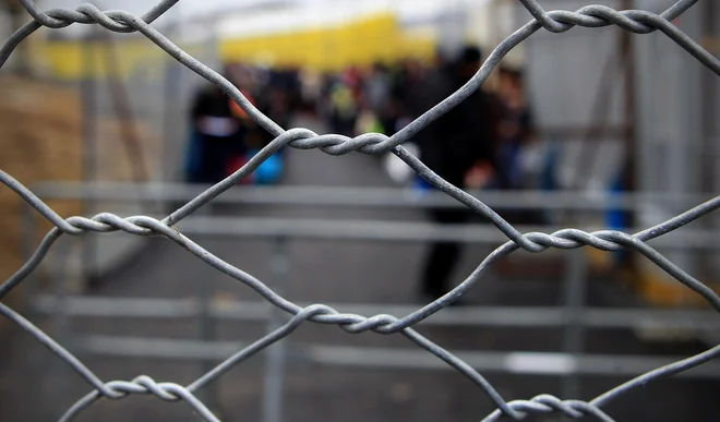 Begunci na avstrijski strani Šentilja FOTO: Blaž Samec/Delo