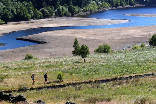 Gladina vode se je zaradi visokih temperatur pondekod precje znižala. FOTO: Phil Noble/Reuters