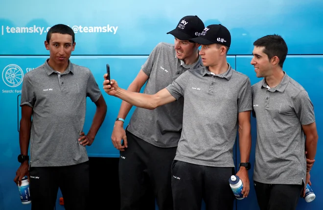 Selfie kolesarjev Skya pred uvodno novinarsko konferenco. Foto: Reuters