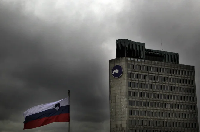Vlada je odgovornost za sprejetje zakona, ki bi zaščitil NLB in omogočil njeno privatizacijo, preložila na DZ. FOTO Roman Šipić