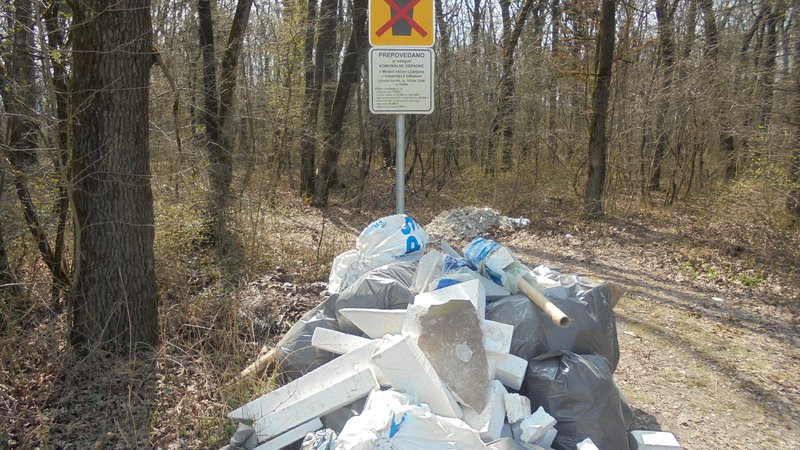 Fotografija: Odpadki, največkrat gradbeni, še vedno vse prepogosto pristanejo v najbližjem gozdu. FOTO: Janez Petkovšek