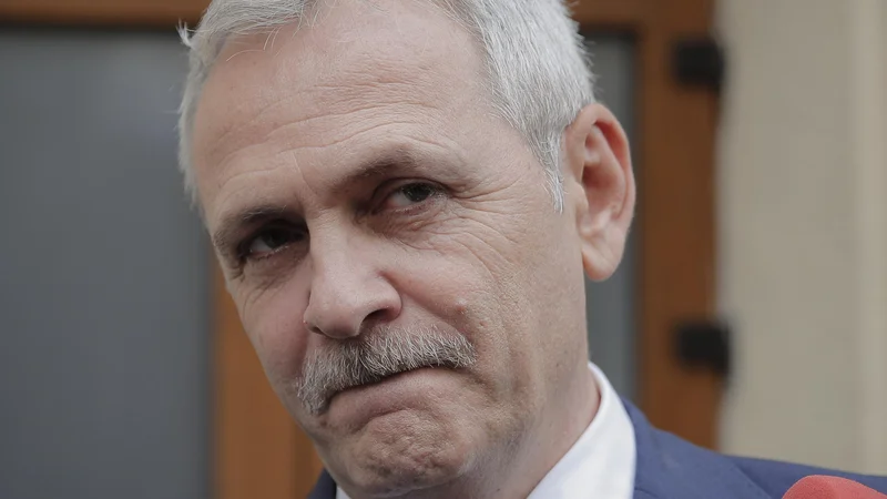 Fotografija: Prvak socialdemokratov (PSD) Livio Dragnea ima vodilno vlogo pri omejevanju boja proti korupciji. FOTO: Vadim Ghirda/AP