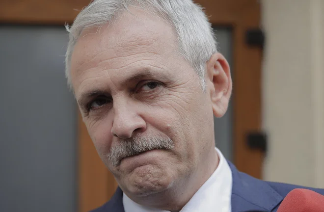 Prvak socialdemokratov (PSD) Livio Dragnea ima vodilno vlogo pri omejevanju boja proti korupciji. FOTO: Vadim Ghirda/AP