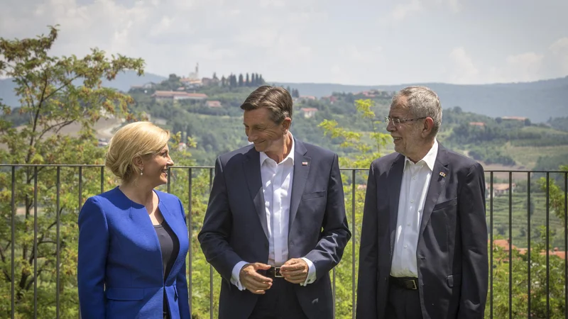 Fotografija: Slovenski predsednik Borut Pahor, avstrijski predsednik Alexander van der Bellen in hrvaška predsednica Kolinda Grabar Kitarović so si bili edini o tem, da mora Evropska unija bolje zaščititi svoje zunanje meje in se izogniti posebnim notranjim kontrolam. FOTO: Voranc Vogel/Delo