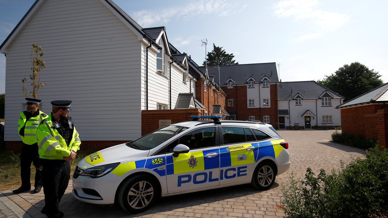 Fotografija: Police officers guard the entrance to a housing estate on Muggleton Road, after it was confirmed that two people had been poisoned with the nerve-agent Novichok, in Amesbury, Britain, July 5, 2018. REUTERS/Henry Nicholls Foto Henry Nicholls Reuters