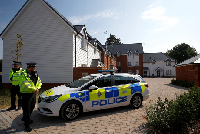 Police officers guard the entrance to a housing estate on Muggleton Road, after it was confirmed that two people had been poisoned with the nerve-agent Novichok, in Amesbury, Britain, July 5, 2018. REUTERS/Henry Nicholls Foto Henry Nicholls Reuters
