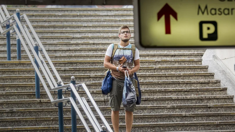 Fotografija: Na grozo tržnikov, ki ne vedo, kako naj jih premamijo k nakupovanju določenih blagovnih znamk, milenijci dajejo prednost lokalnim proizvodom, manjšim podjetjem in trajnostnemu razvoju. FOTO: Voranc Vogel