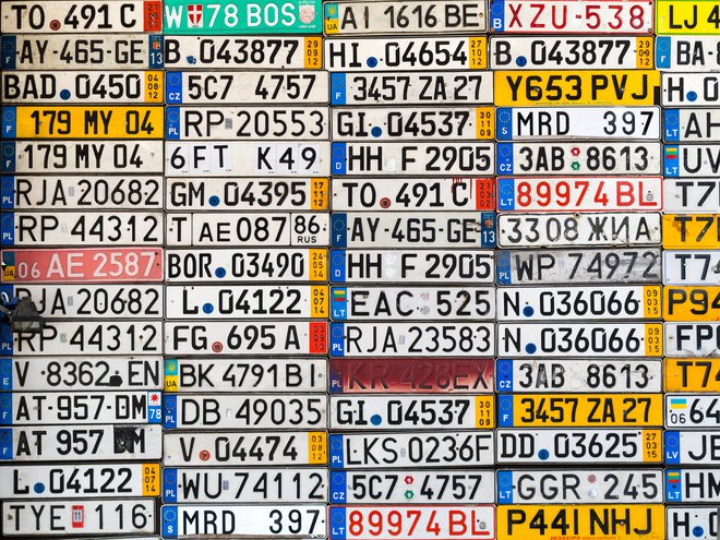 Pločevinaste registrske tablice so lahko zanimive tudi za zbiralce. Elektronske bržkone ne bodo tako pritrjene na steno ... FOTO: Shutterstock