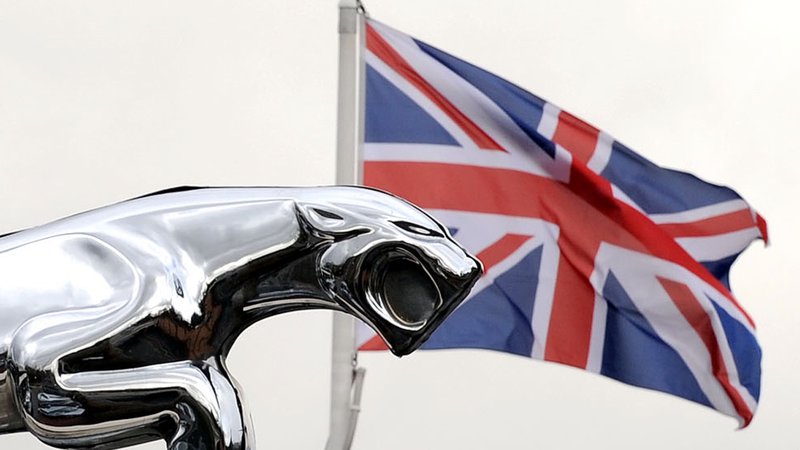 Fotografija: Največji britanski proizvajalec avtomobilov Jaguar Land Rover je posvaril pred slabostmi, ki bi jih lahko prinesel brexit. FOTO: AFP