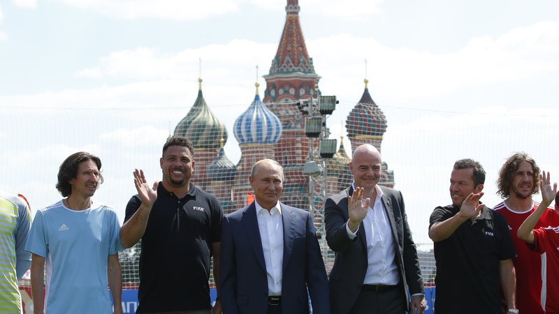 Fotografija: Vladimir Putin in Gianni Infantino sta dobre volje zraven nogometnih zvezdnikov. FOTO: Reuters