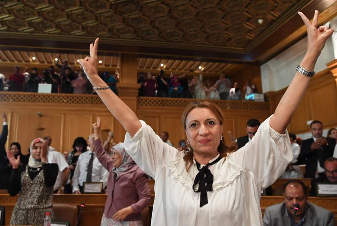 Zmagoslavje Souad Abderrahim po izvolitvi na mesto županje. FOTO: Fethi Belaid/AFP