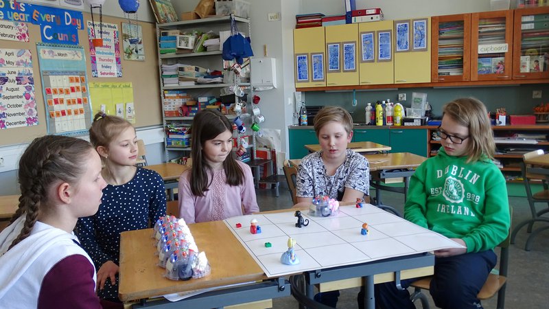 Fotografija: Otroci na Finskem pri pouku uporabljajo robote, ki jih je mogoče programirati. FOTO: Reuters