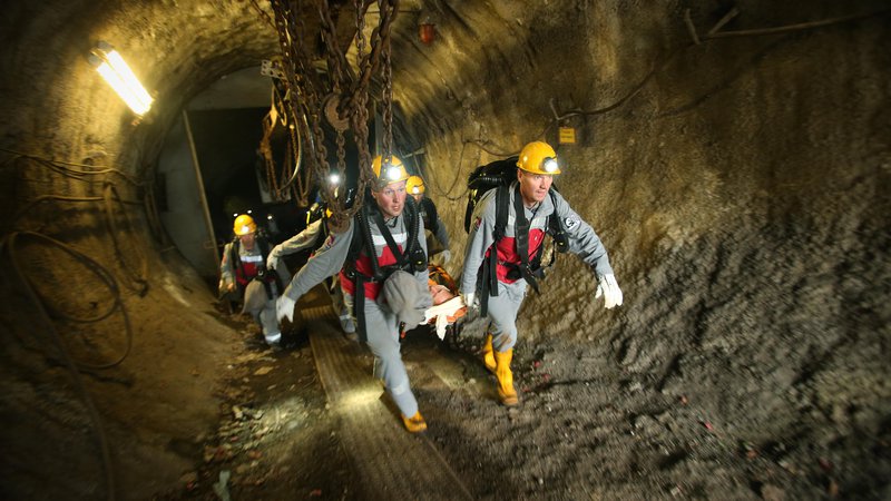 Fotografija: Reševalna vaja iz jaška hrastniškega rudnika. FOTO: Jure Eržen