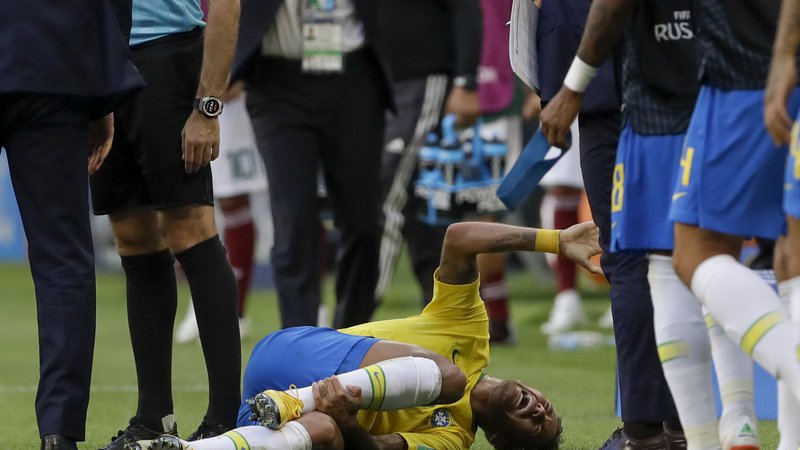 Fotografija: Neymar je tudi zaradi burnih reakcij po prekrških nad njim priljubljena tarča na družbenih omrežjih. Foto Andre Penner/AP
