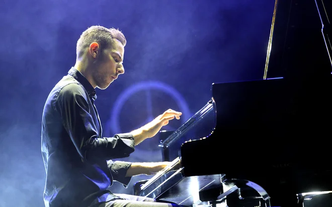 Klasično izobraženi pianist, ki je na ameriškem glasbenem konservatoriju Berklee študiral klavir in filmsko glasbo, je zaslovel predvsem z videospoti priredb svetovnih uspešnic. FOTO: Roman Šipić