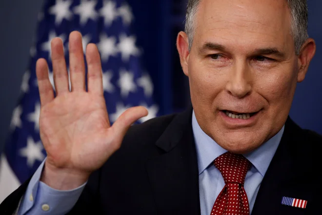 Scott Pruitt je v poldrugem letu postal simbol korupcije, srečal se je z več kongresnimi preiskavami. FOTO: Reuters