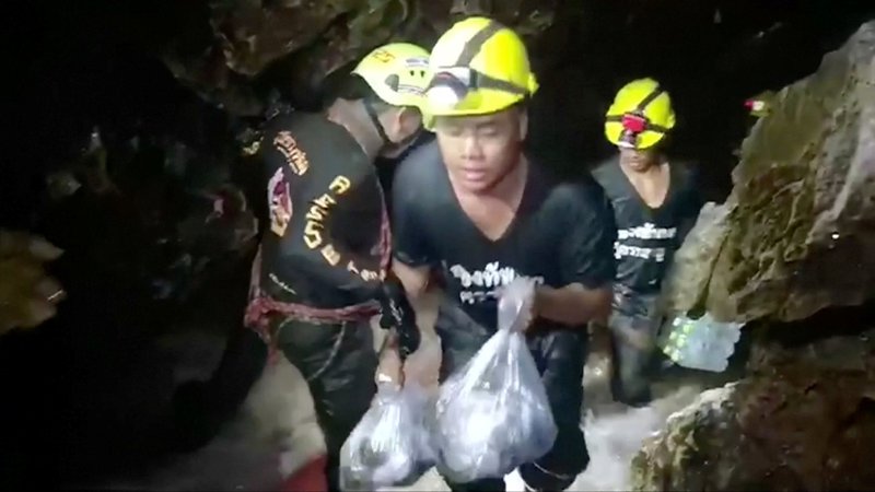 Fotografija: Reševalci v jamo nosijo potrebščine tako za otroke kot za reševalce. FOTO: Reuters
