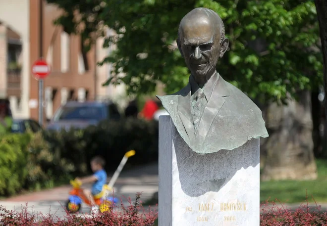 Drnovškov kip v Zagorju FOTO: Dejan Javornik<br />