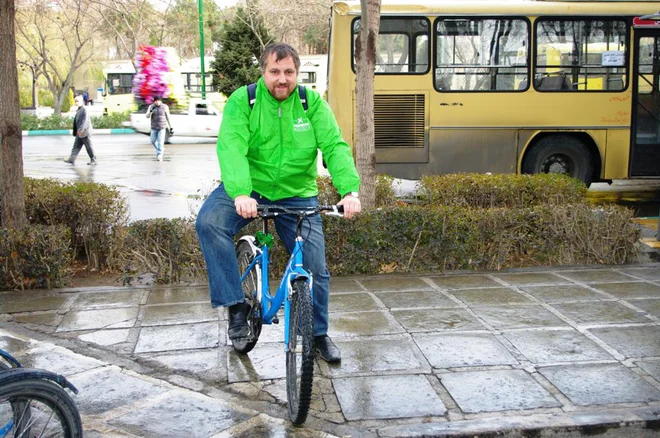 Igor Jurišič na kolesu, ki ga je v Isfahanu v Iranu dobil na posodo, da si je lahko ogledal znamenitosti.<br />
FOTO osebni arhiv
