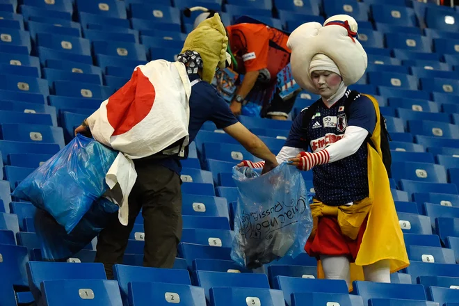 V Rostovu na Donu sta se merili Belgija in Japonska. Japonski navijači so takole očistili svoj del štadiona, njihovi nogometaši pa slačilnico in se v ruski cirilici zahvalili: Spasibo! Foto AFP