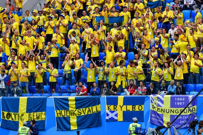 Po tekmi Švedske (na fotografiji) in Švice v St. Peterburgu so navijači ponudili delo 160 čistilcem z velikimi metlami in 31 specializiranim vozilom, delovna akcija se je zavlekla v jutro. Foto AFP