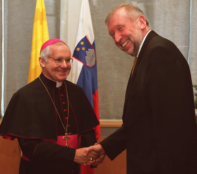 Tauran je bil vodja papeškega sveta za medverski dialog, v preteklosti pa dolga leta vodja vatikanske diplomacije. Na tem položaju je s tedanjim slovenskim zunanjim ministrom Dimitrijem Ruplom decembra 2001 v Ljubljani podpisal vatikanski sporazum. FOTO: