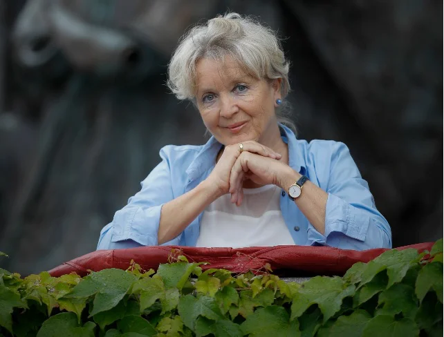 Darja Lovšin, aktivna publicistka, upokojena zgolj na papirju. V ozadju nekdanji ljubljanski župan Ivan Hribar, ki je pri Lovšinovi zaradi svojih naprednih misli zelo dobro zapisan. Foto Uroš Hočevar