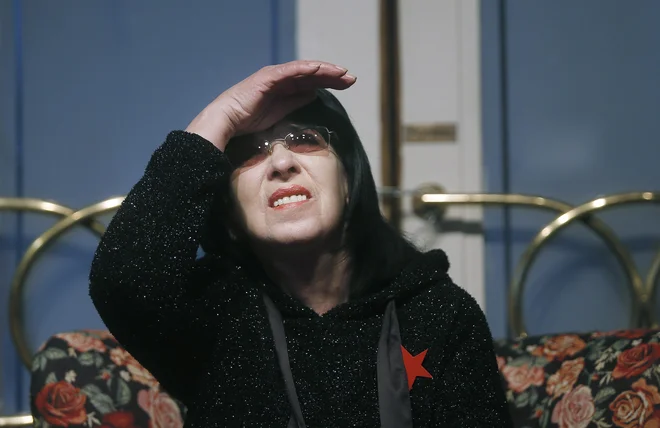 Po <em>Zimi vezilji</em>, s katero je Svetlana Makarovič predlani prekinila dobrih dvajset let dolg molk na polju poezije za odrasle, je zdaj izdala še zbirko <em>Naj bo poleti</em>. FOTO: Blaž Samec/Delo