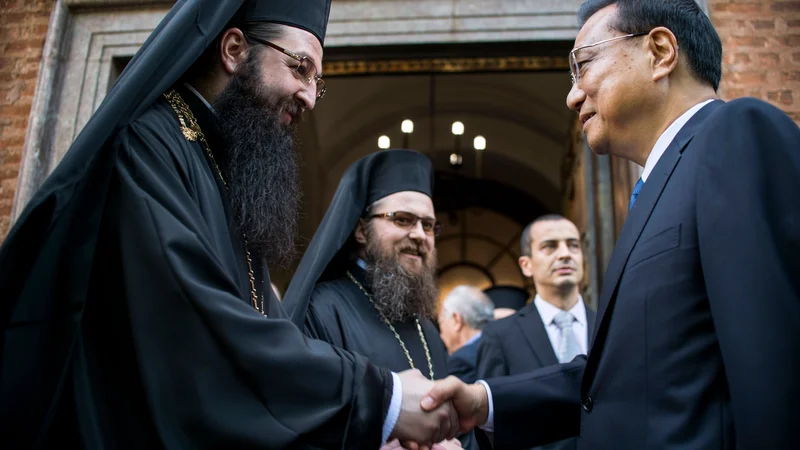 Fotografija: V Sofiji so pred vrhom napovedali, da je glavni cilj okrepiti navzočnost kitajskega gospodarstva v Bolgariji oziroma v celotni regiji srednje in vzhodne Evrope. na fotografiji: kitajski premier Li Keqiang na srečanju s predstavniki Bolgarske pravoslavne cerkve. FOTO: AFP