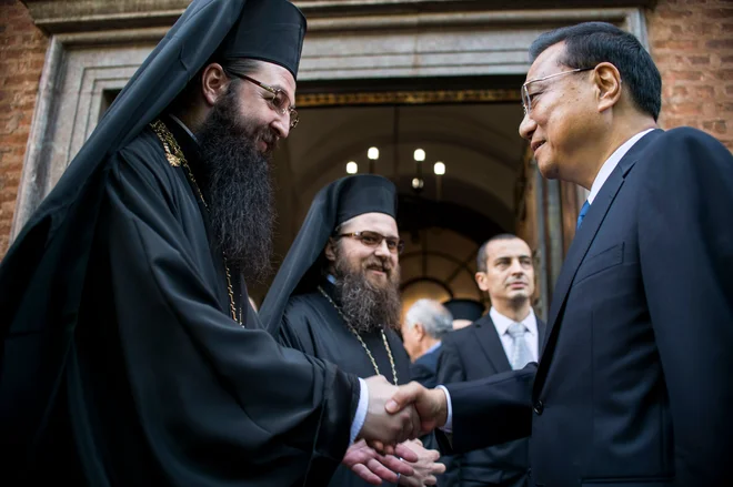 V Sofiji so pred vrhom napovedali, da je glavni cilj okrepiti navzočnost kitajskega gospodarstva v Bolgariji oziroma v celotni regiji srednje in vzhodne Evrope. na fotografiji: kitajski premier Li Keqiang na srečanju s predstavniki Bolgarske pravoslavne cerkve. FOTO: AFP