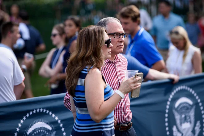 Scott Pruitt se je oklepal položaja kljub več razkritjem o neetičnem ravnanju. FOTO: Brendan Smialowski/Afp