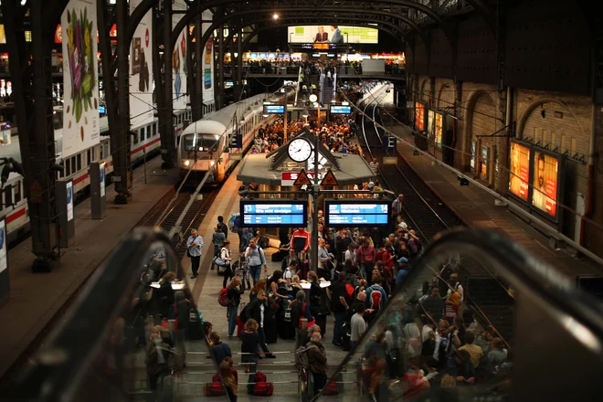 Glavna železniška postaja v velikem pristaniškem mestu Hamburg v Nemčiji. »Na daleč bi se izognil velikim pristaniškim mestom. Odsvetujem jih tudi tistim, ki me vprašajo za mnenje,« pravi Andrej Šter.<br />
FOTO Jure Eržen