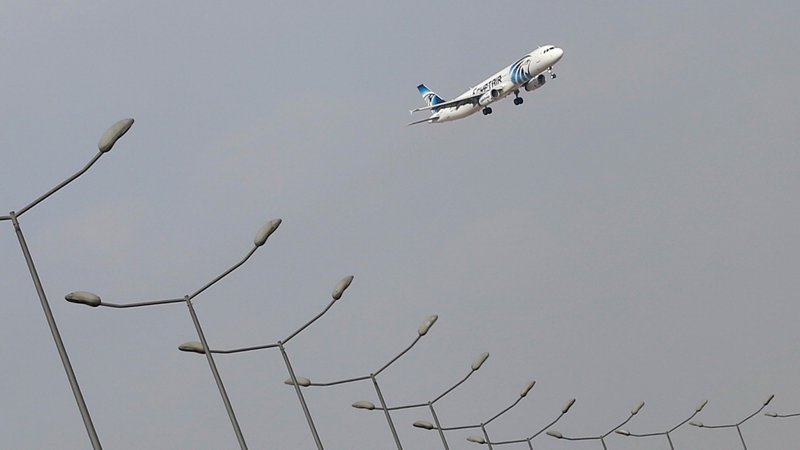 Fotografija: Letalo družbe EgyptAir. FOTO: Amr Addullah Dalsh/Reuters