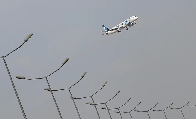 Letalo družbe EgyptAir. FOTO: Amr Addullah Dalsh/Reuters