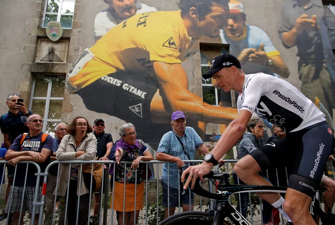 Chris Froome bo rumeno majico branil v novem, belem dresu z orko na hrbtu. FOTO: Reuters