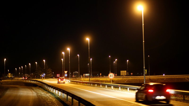 Fotografija: Javna razsvetljava vzdržuje javno razsvetljavo, cestno signalizacijo in izvaja elektrifikacijo na republiških cestah na območju Ljubljane, Kopra in Nove Gorice. FOTO: Tomi Lombar/Delo