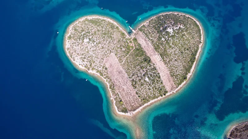 Fotografija: Slavni otok Galešnjak je zagorel. FOTO: Shutterstock