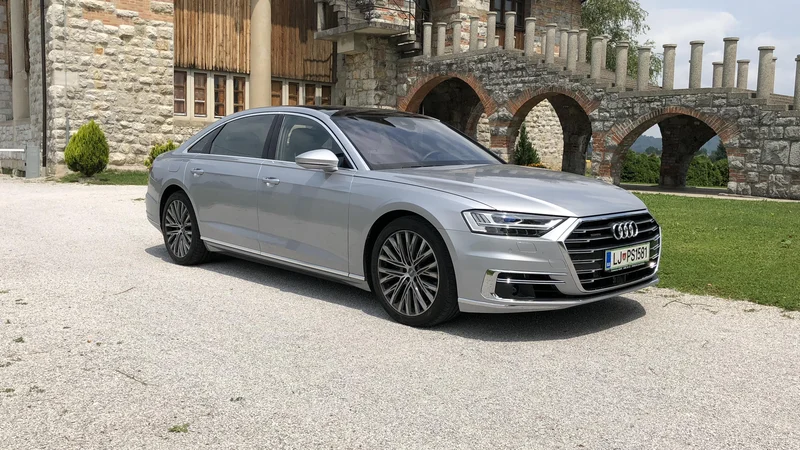 Fotografija: Kogar pri avtomobilu zanima le najboljše in nima nobenih finančnih omejitev, potem audi A8 zagotovo pride v njegove misli. FOTO: Aljaž Vrabec