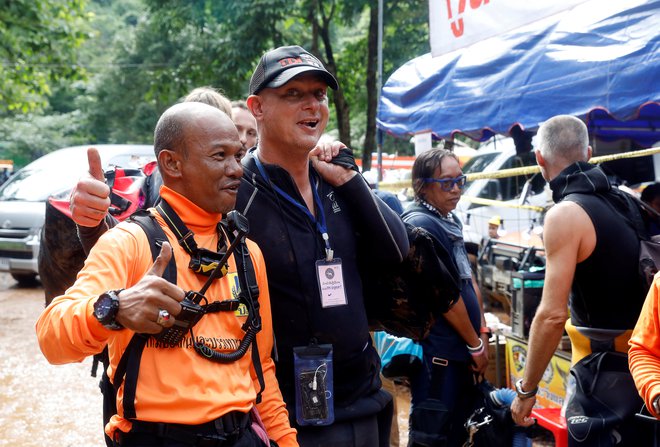 Na Tajskem so številni domači in tuji reševalci. FOTO: Soe Zeya Tun/Reuters