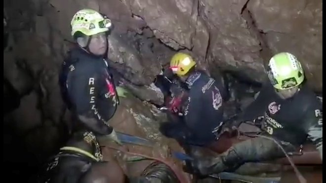 Dvanajsterica s trenerjem je že od 23. junija ujeta v jami Tam Luang na severu Tajske. FOTO: Reuters