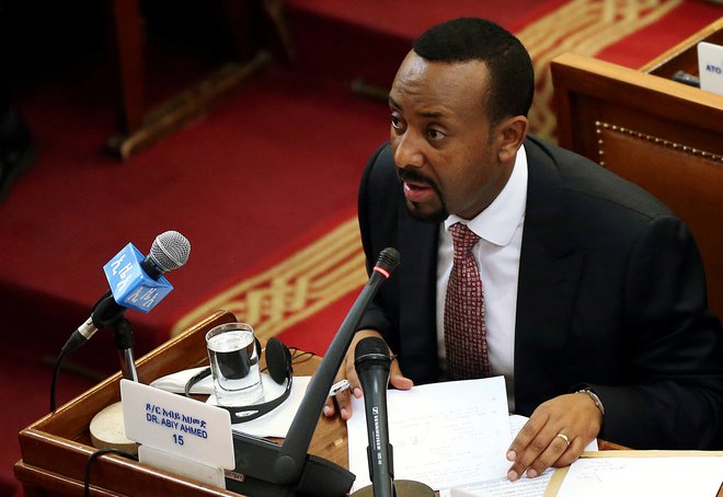 Etiopski premier Abiy Ahmed je minuli teden v Adis Abebi sprejel prav posebno gostjo – Sofio. FOTO: Reuters