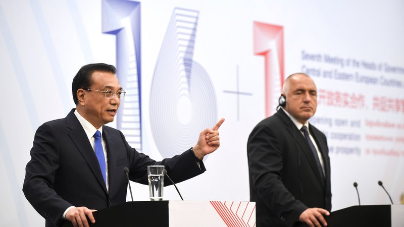 Fotografija: Kitajski premier Li Keqiang in bolgarski kolega Bojko Borisov
FOTO: AFP