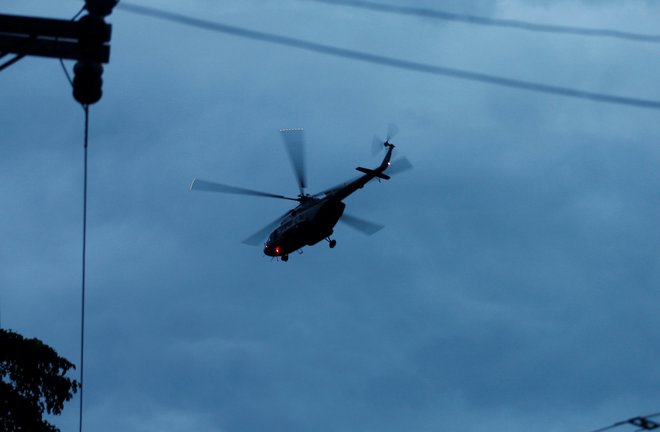 S helikopterjem so v bolnišnico odpeljali prve tri dečke, četrtega so z rešilcem. FOTO: Reuters