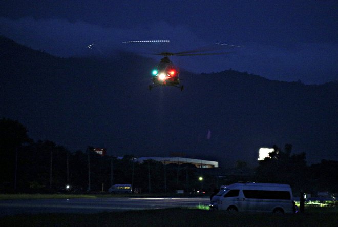 K jami je prispelo več helikopterjev. FOTO: Reuters