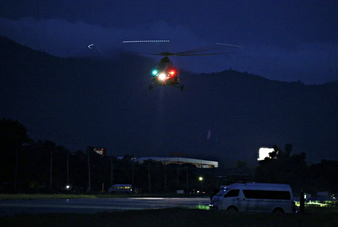 K jami je prispelo več helikopterjev. FOTO: Reuters